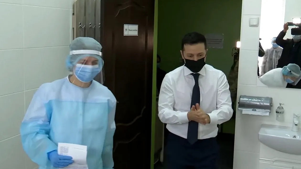 Președintele Ucrainei a dus “moda vaccinării” la un al nivel! Volodimir Zelenski s-a imunizat anti-COVID dezbrăcat la bustul gol | VIDEO