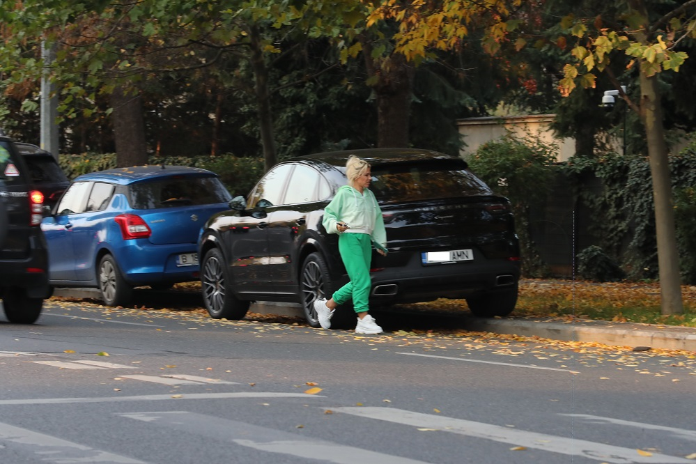 Chiar și într-o zi obișnuită, Amna nu se desparte de Porsche și de fotograful personal