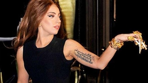A comis-o! I-a iesit sfarcul din bluza si ea nu a simtit! Ce a facut Lady Gaga imediat ce si-a dat seama de greseala!