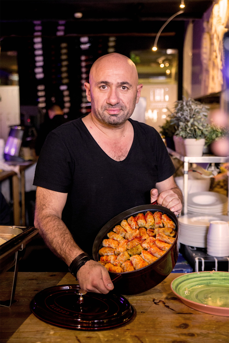 Cătălin Scărlătescu pregătește sarmale pentru masa de Paște