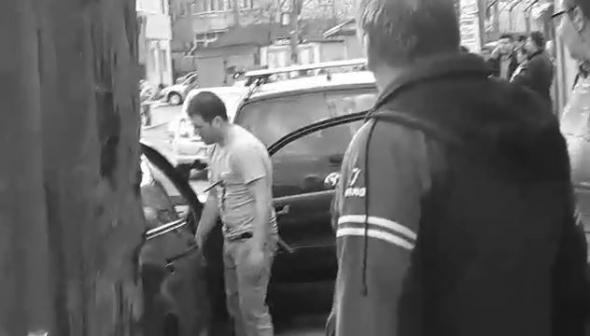 Un bărbat şi-a înfipt un cuţit şi s-a plimbat timp de câteva minute pe stradă, în Popeşti-Leordeni