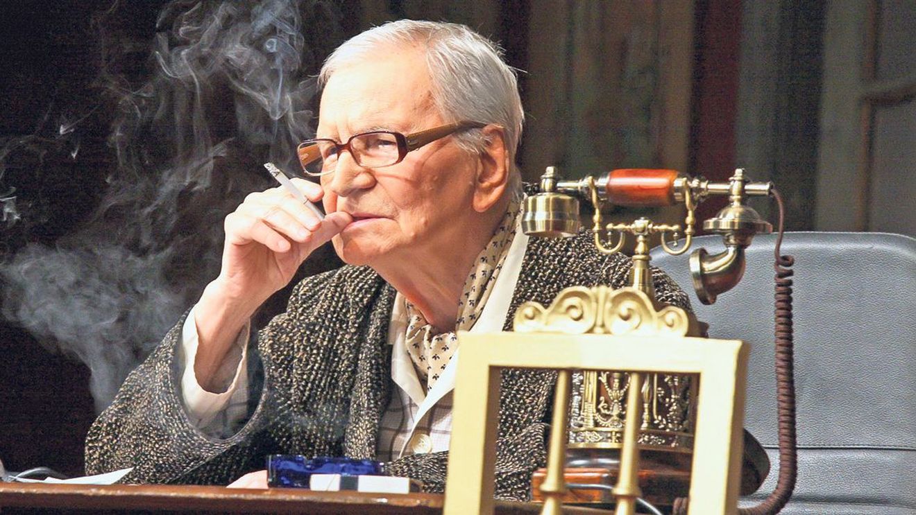 Imagini în exclusivitate realizate la nici o oră de la moartea lui RADU BELIGAN. Împietriţi de durere, fiul şi fiica maestrului nu şi-au putut găsi cuvintele de atâta suferinţă