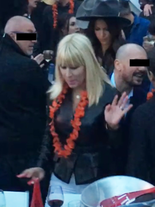 Cea mai cunoscută blondă din politica românească, în mijlocul distracţiei