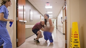 Imagini virale! O mamă a născut în picioare, pe holul unui spital. Jesica Hogan are acum șapte copii. FOTO