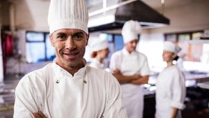 Ce salariu are un bucătar din București în 2026. Ce sumă câștigă lunar