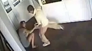 VIDEO  Si-a nenorocit in bataie iubita de 18 ani intr-un hotel