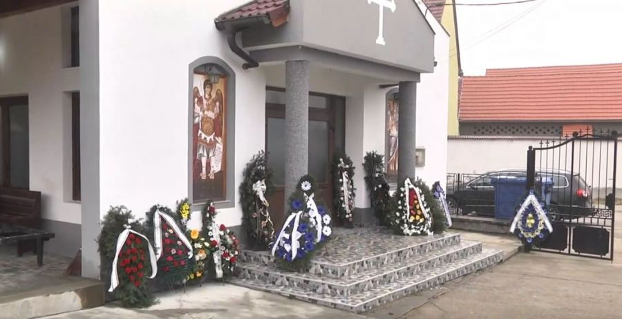 Imagini copleșitoare de la înmormântarea lui Dumitru Stroie. Ce mesaj au scris părinții cântărețului pe coroana de flori | FOTO & VIDEO