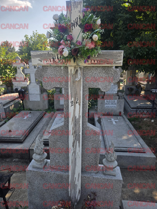 Mormântul lui Andrei Versace pare abandonat.
