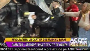 VIDEO RAZBOI IN RAMNICU SARAT! Un camatar a fost la un pas sa fie linsat de oamenii nervosi! Fortele de interventie au fost atacate cu pietre!