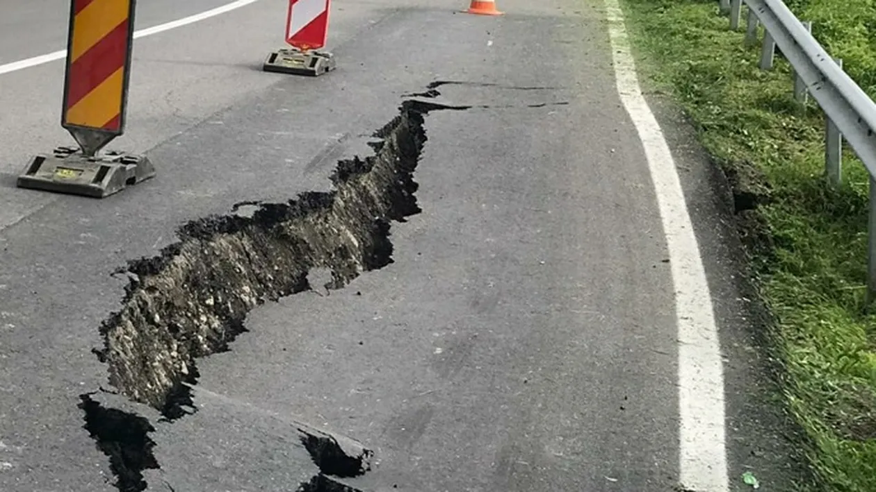 S-a surpat o porțiune din drumul național care leagă Târgoviște de Sinaia. Circulație îngreunată spre munte