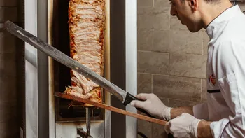 Aglomerație în centrul Iașului. Sute de tineri au așteptat să primească shaorma gratuită