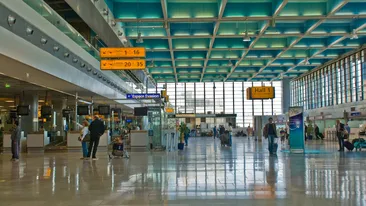 Oamenilor nu le-a venit să creadă când au văzut-o aşa! Cum a apărut această blondă în aeroport