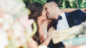 CRISTINA ŞIŞCANU a purtat un costum de baie transparent, dar nu şi-a dat seama că i se vede un sfârc. MĂDĂLIN IONESCU „a scăpat“ rapid imaginea pe Facebook