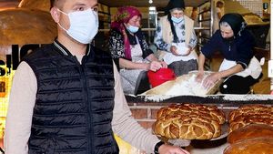 El este olteanul care a readus la viață un obicei străvechi. Le-a convins pe bătrânele din sat să facă pâine la țest, într-o brutărie artizanală
