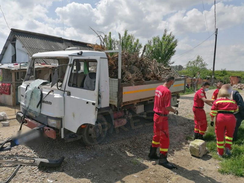 Accident mortal în Satu Mare, unde un băiat de 5 ani a fost spulberat de o autoutilitară. Rudele și vecinii l-au agresat pe șofer