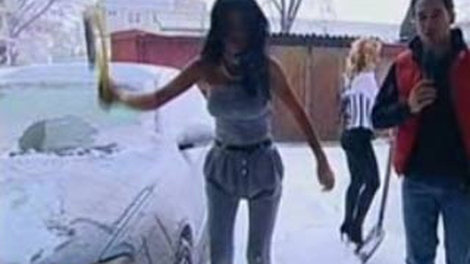 VIDEO Daniela Crudu dezapezeste masina aproape dezbracata si in sandale