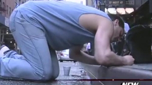 VIDEO Uluitor! Un barbat descopera pietre pretioase si aur in praful de pe strazile din New York
