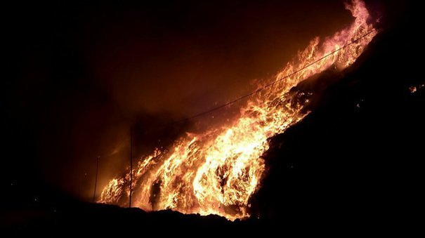 Incendiu violent în Cluj. Focul arde pe 1.000 de metri pătraţi