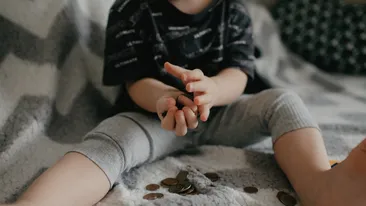 Cât te costă un copil, de la naștere până la 18 ani, în România. Calcul real, pe 2026