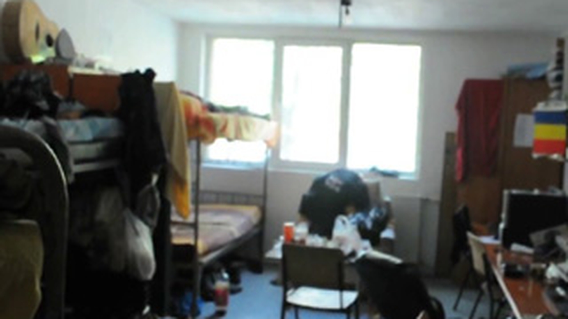 VIDEO Viata in caminele din Bucuresti! Studentii astia dau manele la maximum, deschid usa camerei dupa ce prajesc ouale si mananca dezbracati intr-un jeg de nedescris - Ghici la ce facultate sunt!