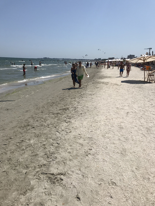 Donjuanul și noua iubită au mers pe malul mării, ținându-se de mână