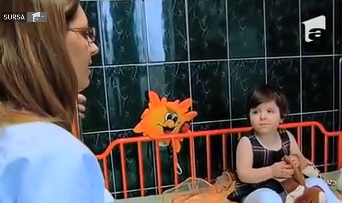 Ce frumoasă este Flori, fetița care a fost hrănită doar cu pufuleți și ceai! Recent, părinții adoptivi i-au arătatpozele când era într-o stare critică: “A început să plângă…”