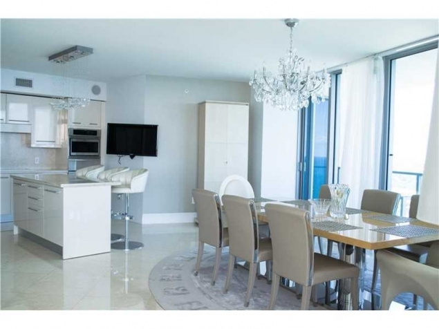 Casa de la Miami în care locuieşte Alina Borcea. sursă foto: wowbiz.ro