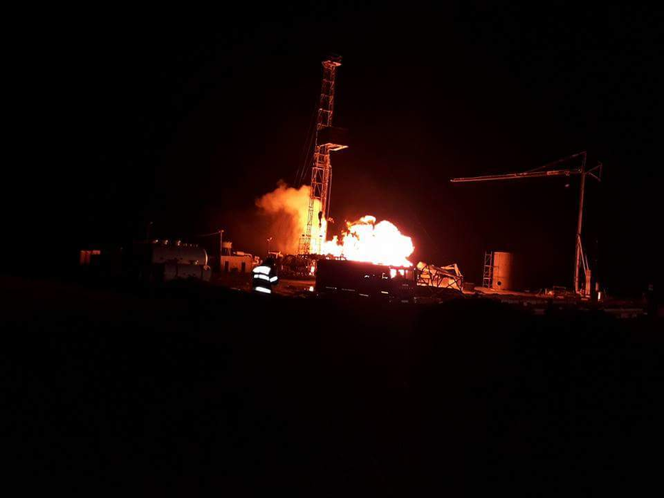 Pericol de explozie în Satu Mare, după ce un incendiu violent a izbucnit la o sondă de gaz! Pompierii intervin cu dificultate