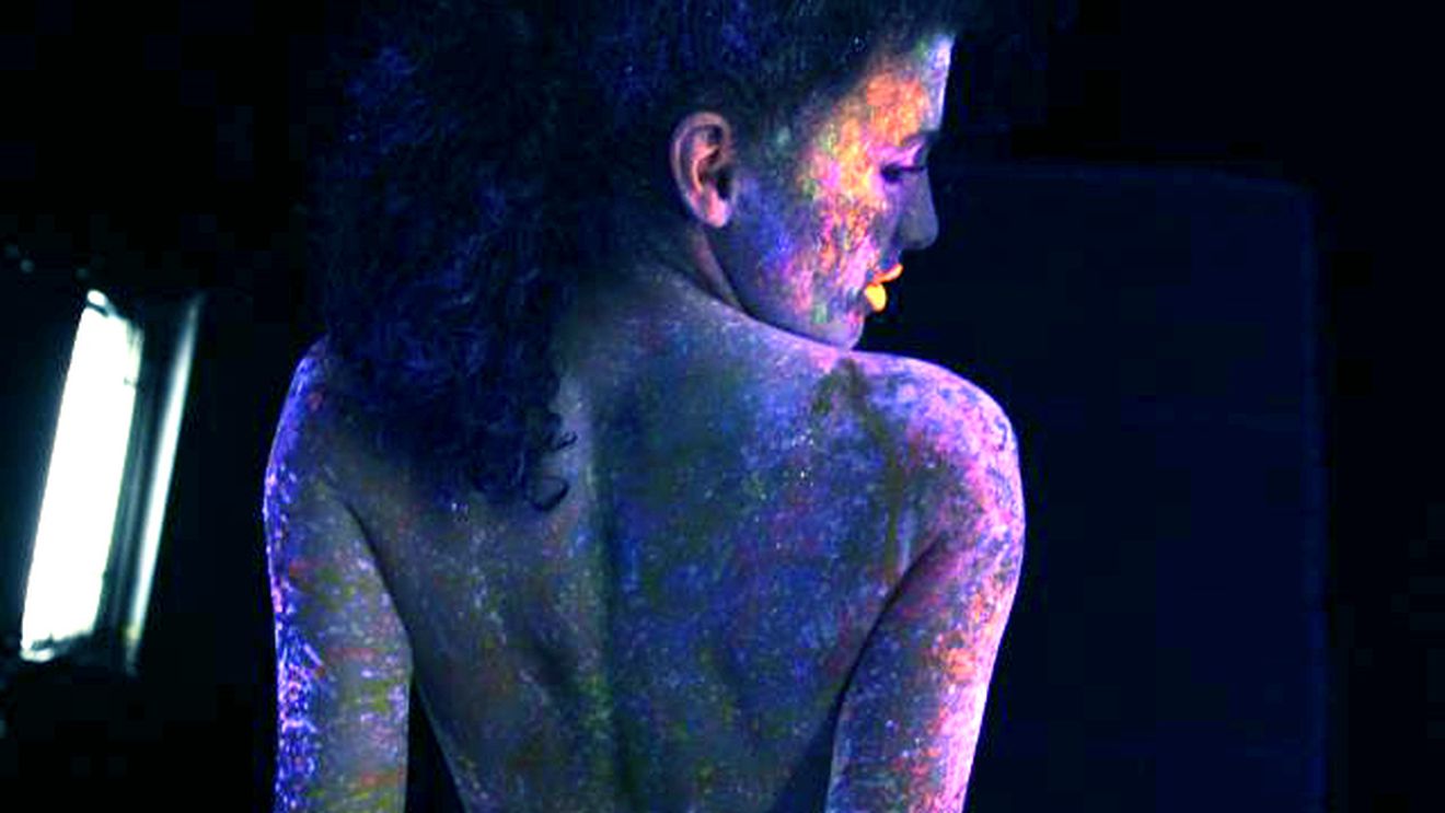 Make-up de 2000 de euro pentru un videoclip. Tasha s-a lasat pictata din cap pana in picioare