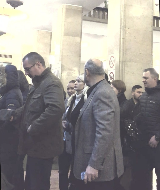 Îi explică ceva Ralucăi, dar ea este în continuare supărată