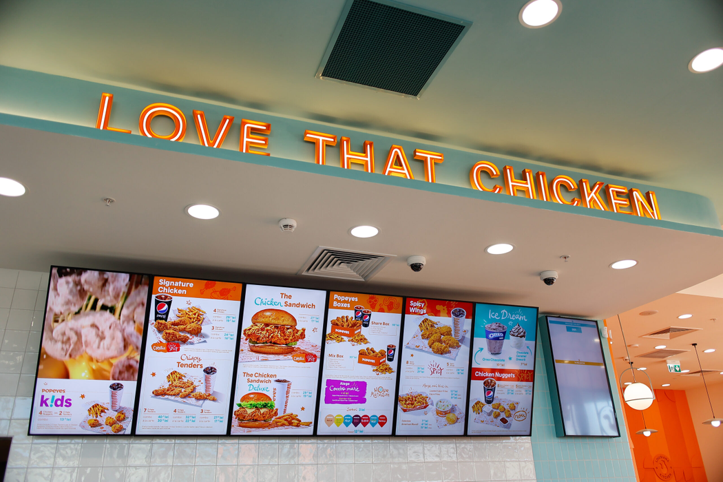 Popeyes România deschide primul restaurant de tip Drive-Thru din țară