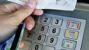 Doi romani care furau cardurile pensionarilor din Anglia au fost arestati