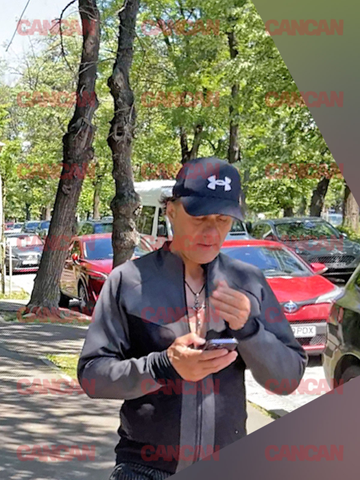 Și a început să butoneze telefonul