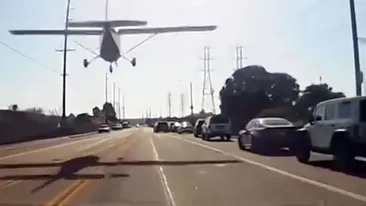 Imagini uluitoare, cu un avion care aterizează pe șosea, printre mașini! VIDEO