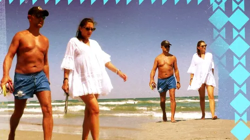 Soția milionarului și-a plimbat burtica de graviduță pe plajă
