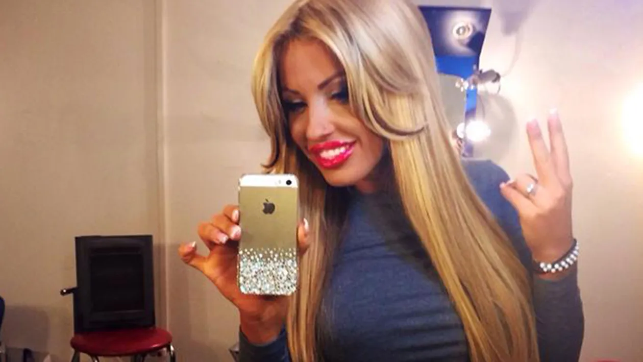 Dezmat total cu scene lesbi! Ce vedeta TV de la noi a aparut fara chiloti intr-un club de noapte