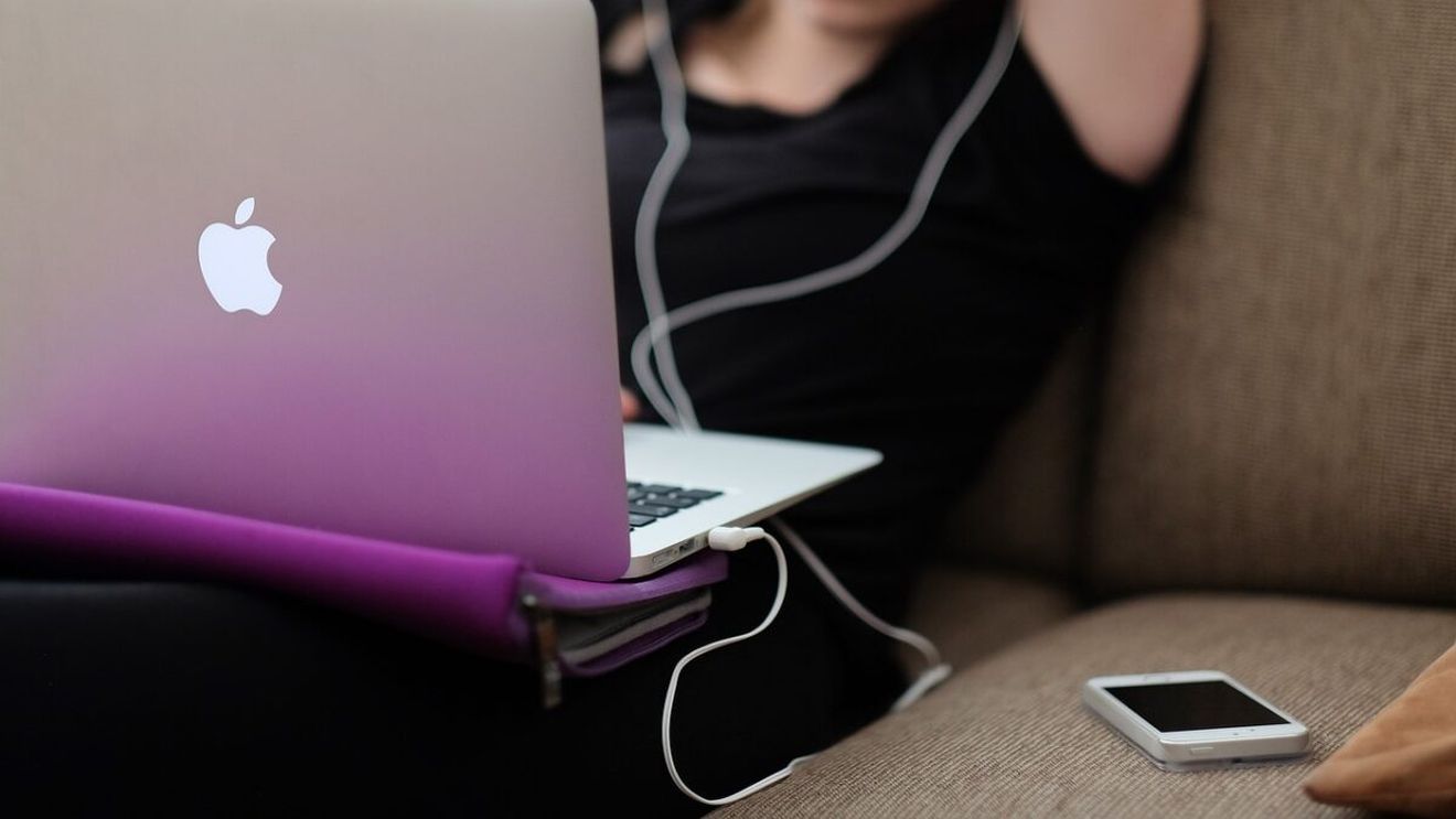 Cum a fost păcălită o americancă de un român, timp de trei ani. Suma colosală pe care i-a trimis-o