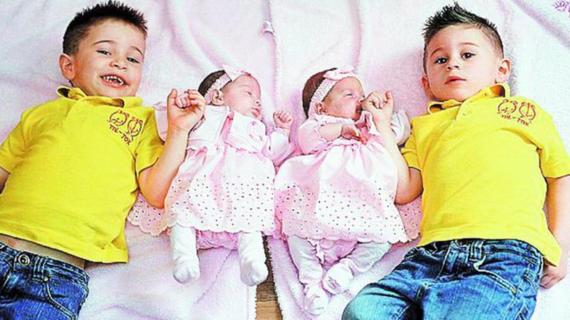 Gemenii Diego si Armani au primit cadou de ziua lor doua surioare