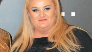 Cum sa te imbraci prost cu bani multi? Regina vinurilor a aparut la un eveniment “sufocata” de bijuterii!