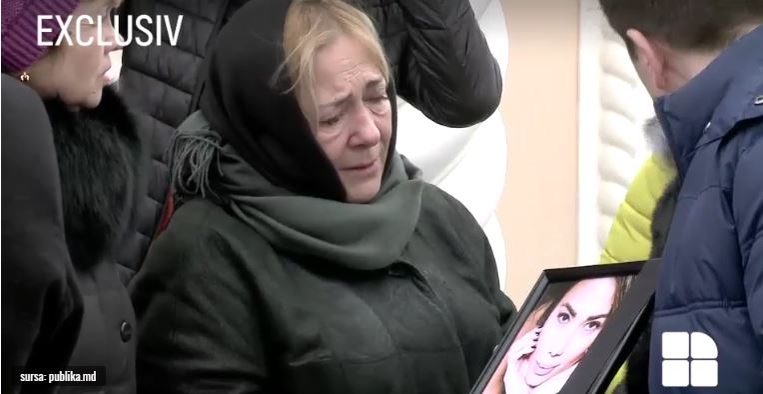 Scene zguduitoare la înmormântarea actriței ucise de soț: ”Doamne, ia-mă pe mine!”