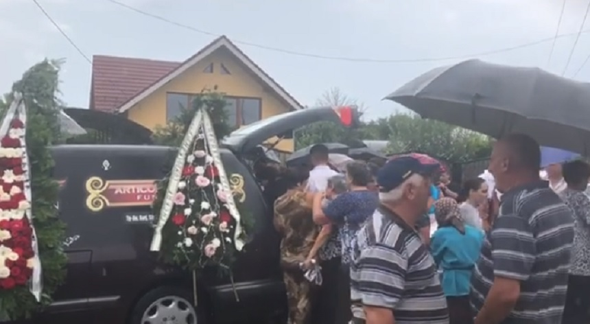 Imaginile care îți sfâșie inima! Gestul făcut în ziua înmormântării de soțul polițistei care și-a asasinat fiul de 6 luni și mama, după care s-a sinucis