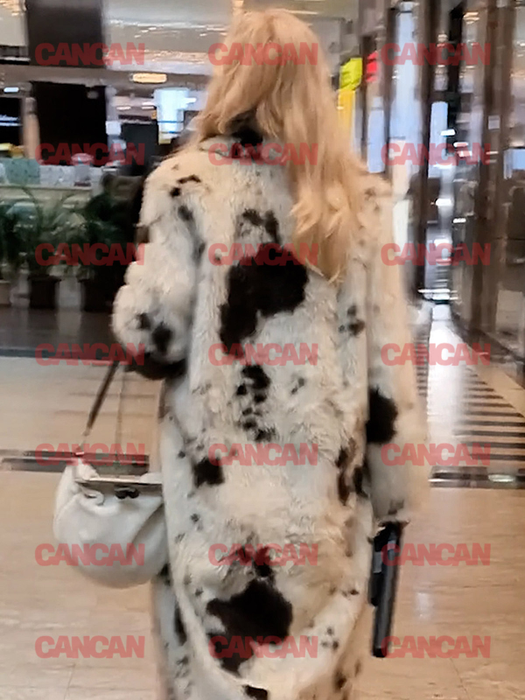 Trage rău curentul la mall! Dana Săvuică defilează ca la 20 de ani, mai ceva ca pe catwalk