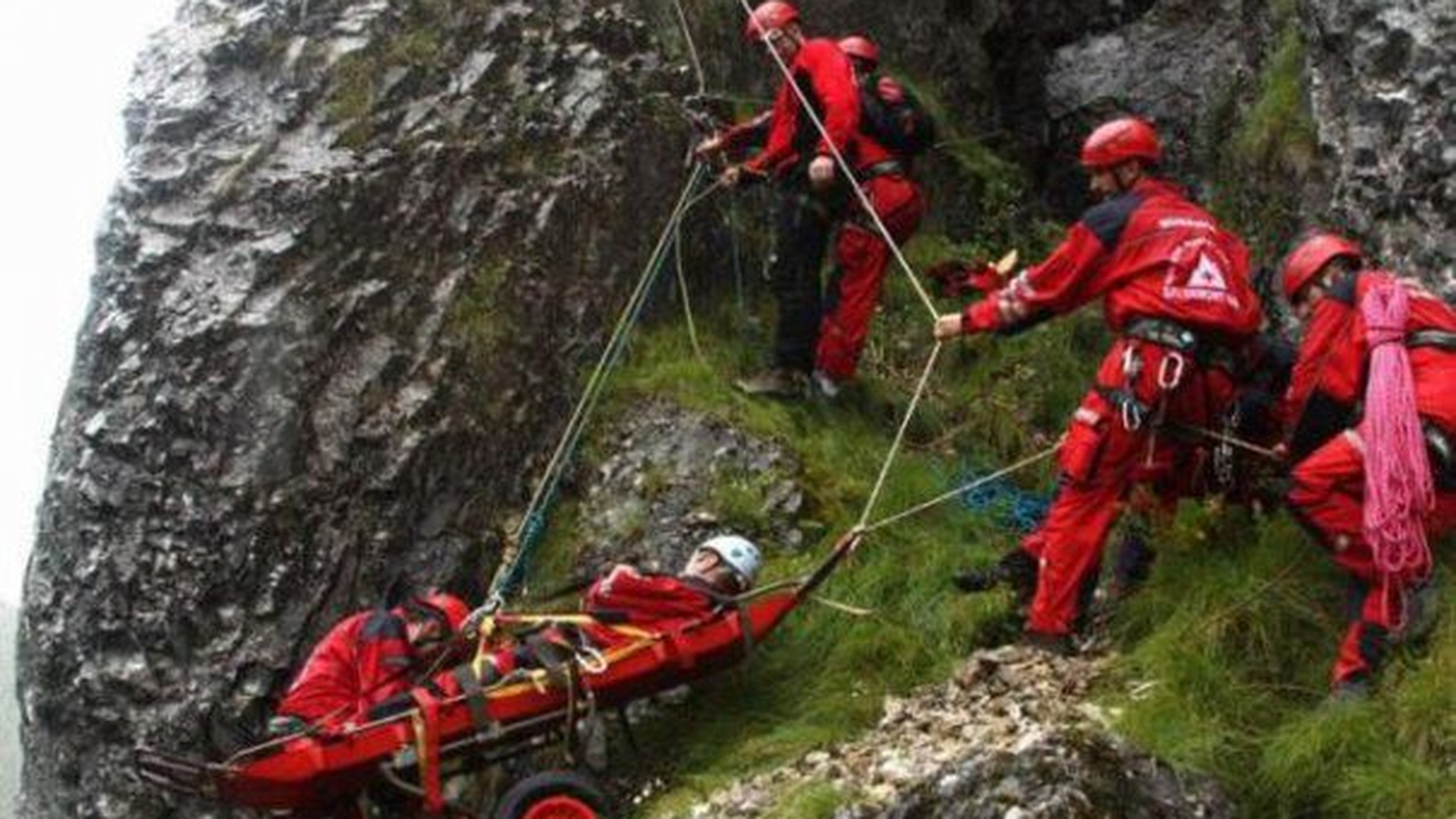 Salvamontiştii din Buşteni intervin pentru recuperarea unui cadavru dintr-o râpă