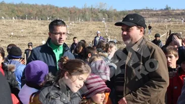 Dragos Benea - un proiect cu un puternic mesaj educativ si ecologist. 20.000 de copii din Bacau au cate un pom in livada scolii