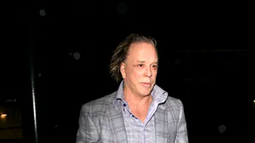 Uite cu ce teanc de dolari se plimba Mickey Rourke in mana!