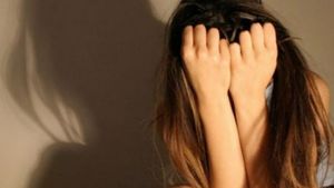 Neamț: Doi tineri, reținuți după ce au distribuit pe internet poze indecente cu o fată de 13 ani