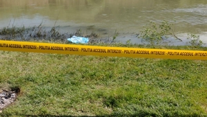Cadavrul unui bărbat a fost descoperit în albia unui râu din Maramureș