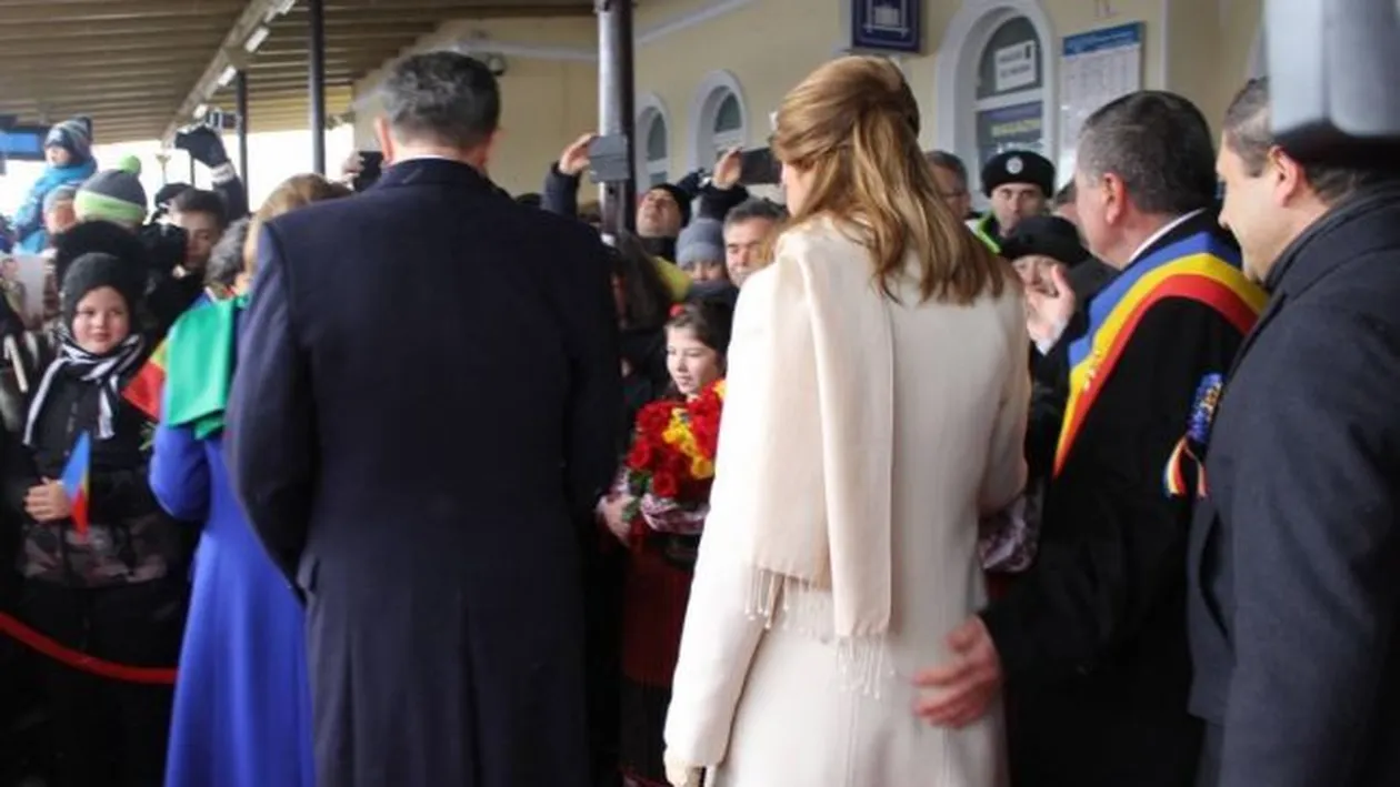 Primarului din Buşteni i-a „alunecat“ mâna pe posteriorul principesei Maria. Incidentul petrecut de Ziua Naţională a isterizat tot internetul