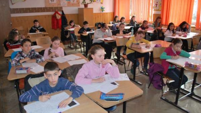 Invăţătoare din Capitală, acuzată că-şi umileşte elevii şi că i-a pus să danseze pe "Gangnam Style"