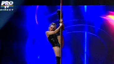 Dansul la bara care sfideaza legile fizicii! Toti barbatii au fost innebuniti de o concurenta de la Romanii au talent! Vezi de ce Mihai Petre s-a uitat doar la mainile ei